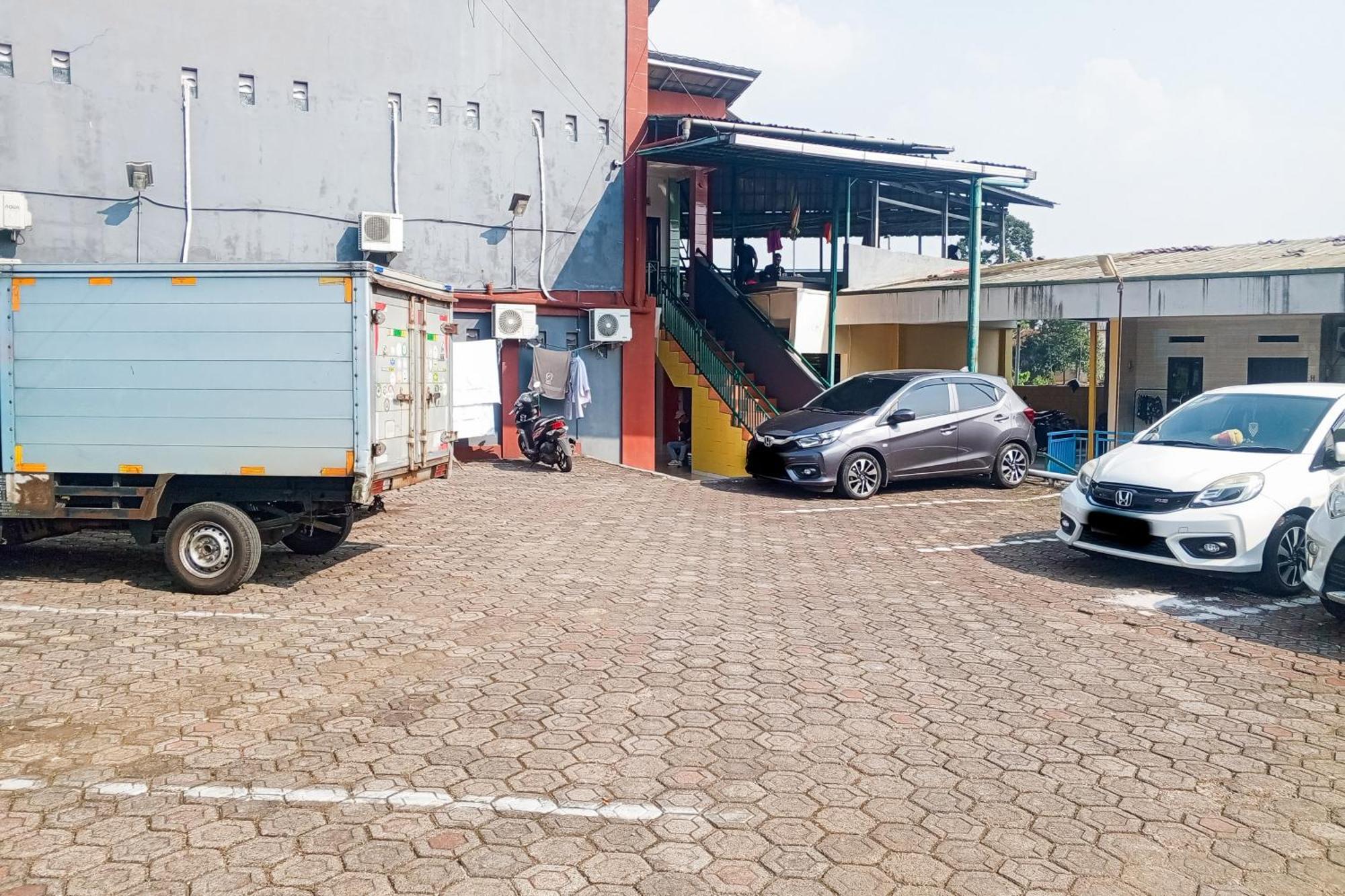 Malibu Syariah Bogor Redpartner Hotel Exterior foto
